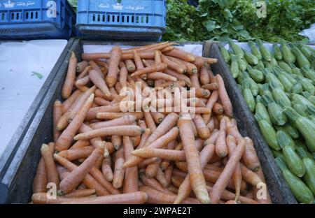 Beyrouth, Liban. 06 mars 2024. Carottes pour jus de Ramadan traditionnels en vente dans un supermarché de Beyrouth, Liban, le 6 mars 2024. Le premier jour de jeûne pour le mois sacré musulman du Ramadan 2024 sera le lundi 11 mars ou le mardi 12 mars, selon l'observation de la nouvelle lune. Le premier ministre intérimaire libanais, Najib Mikati, a déclaré les jours précédents que « des pourparlers indirects pour mettre fin aux hostilités le long de la frontière libano-israélienne commenceront pendant le mois sacré musulman du Ramadan ». (Photo par Elisa Gestri/Sipa USA) crédit : Sipa USA/Alamy Live News Banque D'Images