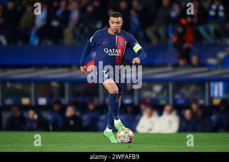 Kylian Mbappe du Paris Saint-Germain avec le ballon lors du match de l'UEFA Champions League entre la Real Sociedad et le Paris Saint-Germain au Reale Arena Banque D'Images