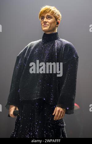 La chanteuse belge en concert à l'ING Arena | le chanteur belge Loic Nottet en concert a l'ING Arena Banque D'Images