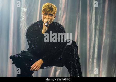 La chanteuse belge en concert à l'ING Arena | le chanteur belge Loic Nottet en concert a l'ING Arena Banque D'Images