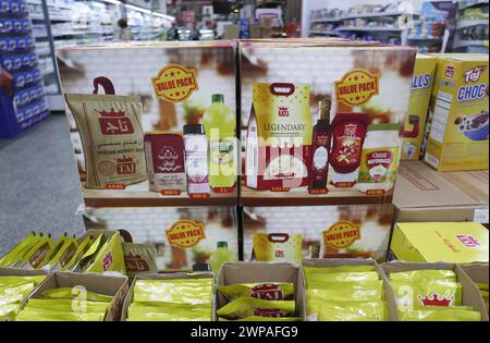 Beyrouth, Liban. 06 mars 2024. Une offre spéciale de nourriture pour le Ramadan est vue dans un supermarché de Beyrouth, Liban, le 6 mars 2024. Le premier jour de jeûne pour le mois sacré musulman du Ramadan 2024 sera le lundi 11 mars ou le mardi 12 mars, selon l'observation de la nouvelle lune. Le premier ministre intérimaire libanais, Najib Mikati, a déclaré les jours précédents que « des pourparlers indirects pour mettre fin aux hostilités le long de la frontière libano-israélienne commenceront pendant le mois sacré musulman du Ramadan ». (Photo par Elisa Gestri/Sipa USA) crédit : Sipa USA/Alamy Live News Banque D'Images