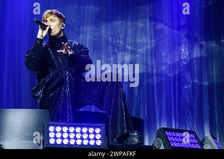 La chanteuse belge en concert à l'ING Arena | le chanteur belge Loic Nottet en concert a l'ING Arena Banque D'Images