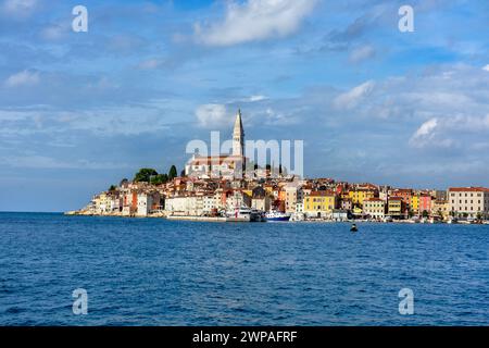 Belle vue sur la ville ensoleillée de Rovinj avec la mer adriatique et les bateaux Banque D'Images