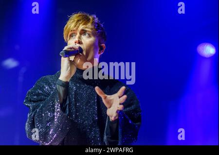La chanteuse belge en concert à l'ING Arena | le chanteur belge Loic Nottet en concert a l'ING Arena Banque D'Images