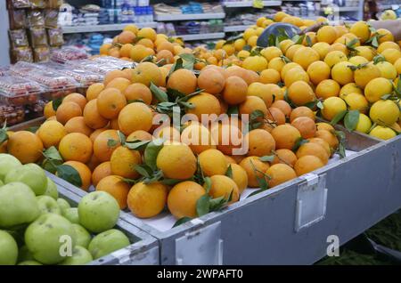 Beyrouth, Liban. 06 mars 2024. Oranges pour jus de Ramadan traditionnels en vente dans un supermarché de Beyrouth, Liban, le 6 mars 2024. Le premier jour de jeûne pour le mois sacré musulman du Ramadan 2024 sera le lundi 11 mars ou le mardi 12 mars, selon l'observation de la nouvelle lune. Le premier ministre intérimaire libanais, Najib Mikati, a déclaré les jours précédents que « des pourparlers indirects pour mettre fin aux hostilités le long de la frontière libano-israélienne commenceront pendant le mois sacré musulman du Ramadan ». (Photo par Elisa Gestri/Sipa USA) crédit : Sipa USA/Alamy Live News Banque D'Images