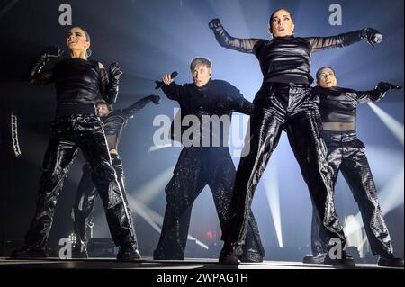 La chanteuse belge en concert à l'ING Arena | le chanteur belge Loic Nottet en concert a l'ING Arena Banque D'Images