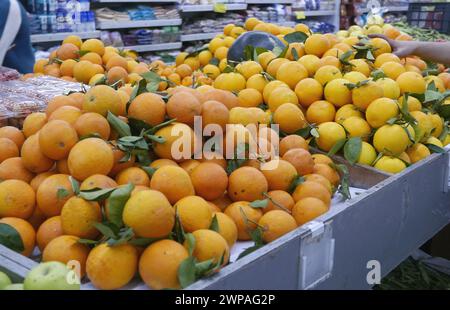 Beyrouth, Liban. 06 mars 2024. Oranges pour les jus traditionnels du Ramadan en vente dans un supermarché de Beyrouth, Liban, le 6 mars 2024. Le premier jour de jeûne pour le mois sacré musulman du Ramadan 2024 sera le lundi 11 mars ou le mardi 12 mars, selon l'observation de la nouvelle lune. Le premier ministre intérimaire libanais, Najib Mikati, a déclaré les jours précédents que « des pourparlers indirects pour mettre fin aux hostilités le long de la frontière libano-israélienne commenceront pendant le mois sacré musulman du Ramadan ». (Photo par Elisa Gestri/Sipa USA) crédit : Sipa USA/Alamy Live News Banque D'Images