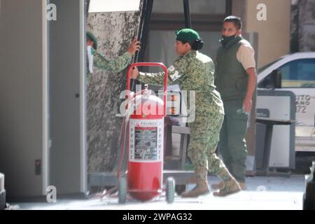 Mexico, Mexique. 06 mars 2024. 6 mars 2024 à Mexico, Mexique : la police militaire garde la porte principale du Palais national, pour faire face aux manifestants sur l'affaire Ayotzinapa. Le 6 mars 2024. À Mexico, Mexique. (Photo de Carlos Santiago/Eyepix Group/SIPA USA) crédit : SIPA USA/Alamy Live News Banque D'Images