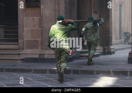 Mexico, Mexique. 06 mars 2024. 6 mars 2024 à Mexico, Mexique : la police militaire garde la porte principale du Palais national, pour faire face aux manifestants sur l'affaire Ayotzinapa. Le 6 mars 2024. À Mexico, Mexique. (Photo de Carlos Santiago/Eyepix Group/SIPA USA) crédit : SIPA USA/Alamy Live News Banque D'Images