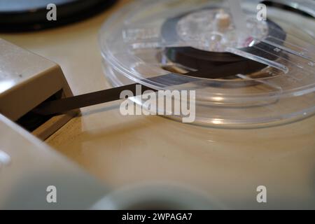 Détail d'un magnétophone vintage : une bobine en plastique avec bande magnétique Banque D'Images