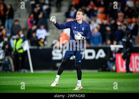 Le gardien ukrainien du Real Madrid Club de Futbol Andriy Lunin s'entraîne quelques minutes avant un match de LaLiga à Mestalla, Valence, Espagne. Banque D'Images