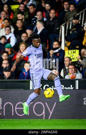 Vinicius Jr, joueur brésilien du Real Madrid, en action lors d'un match de LaLiga à Mestalla, Valence, Espagne. Banque D'Images