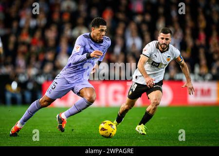 Jude Bellingham, joueur anglais du Real Madrid, en action lors d'un match EA Sports LaLiga à Mestalla, Valence, Espagne. Banque D'Images