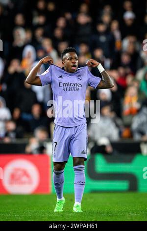 Vinicius Junior, joueur de football brésilien du Real Madrid, criant et faisant des gestes lors d'un match de football à Mestalla, Valence, Espagne Banque D'Images