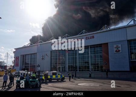 Énorme incendie dans une unité industrielle à côté du stade St Mary de Southampton Banque D'Images