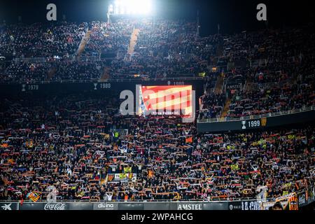 Détail des stands du stade de football de Mestalla la la nuit pleine de gens qui acclament avec leurs foulards, Valence, Espagne. Banque D'Images