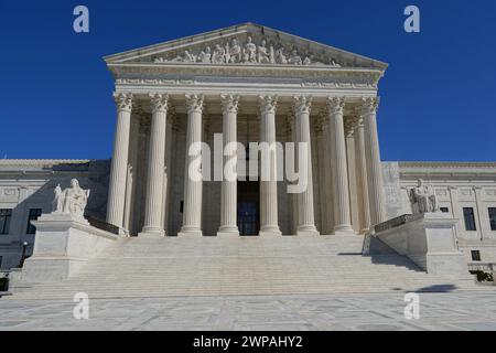 Façade avant du bâtiment de la Cour suprême des États-Unis à Washington DC Banque D'Images