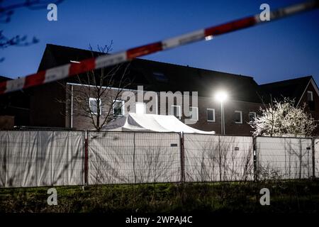 BOEKEL - la police enquête sur une maison à Dotterbloem où un enfant est mort à la suite d'un incident potentiel de poignardage. Un autre enfant a été grièvement blessé. Les deux enfants, âgés de 10 et 12 ans, ont été retrouvés chez une femme de 42 ans décédée dans un accident de voiture. ANP ROB ENGELAAR pays-bas OUT - belgique OUT Banque D'Images