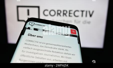 Téléphone portable avec le site de Correctiv - Recherchen für die Gesellschaft gGmbH devant le logo. Concentrez-vous sur le coin supérieur gauche de l'écran du téléphone. Banque D'Images