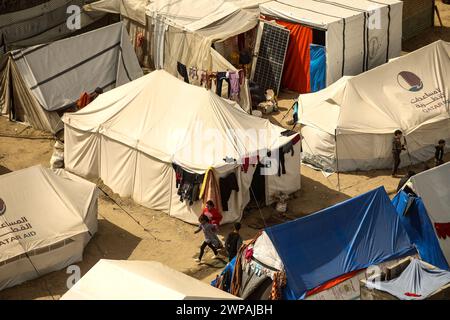 Rafah, Gaza. 06 mars 2024. Les Palestiniens déplacés vivent dans des tentes de fortune dans le camp de réfugiés de Rafah, dans le Sud de Gaza, mercredi 6 mars 2024. Dans un contexte de pénurie de vivres, le siège israélien incessant de la bande de Gaza se poursuit. Photo de Ismael Mohamad/UPI crédit : UPI/Alamy Live News Banque D'Images