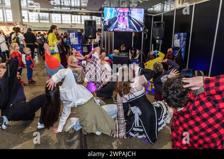 Made in Asia est le rendez-vous pour les mangas, les dessins animés asiatiques, les jeux vidéo, les fans de séries tv à l'exposition Heyzel Brussels - danser en copiant le dessin animé sur th Banque D'Images