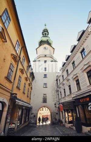 Regardant vers le haut de la porte de la ville médiévale de la vieille ville de Bratislava - la porte de Michel qui a été construite vers 1300 et reconstruite dans le style baroque. Banque D'Images