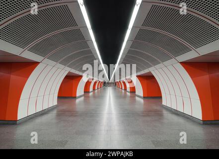 Station de métro moderne blanche et orange. Vue en perspective du hall vide entre les quais. Vue symétrique de l'allée de la station souterraine en forme d'arc. Banque D'Images