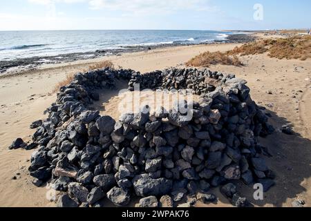 Anneaux en pierre construits pour protéger les baigneurs du vent sur playa de matagorda Lanzarote, îles Canaries, espagne Banque D'Images