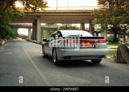 Silver Subaru Alcyone SVX conduite le long d'une route étroite sous l'intersection de l'autoroute. Voiture grise des années 1990 sur route droite en milieu urbain. Banque D'Images