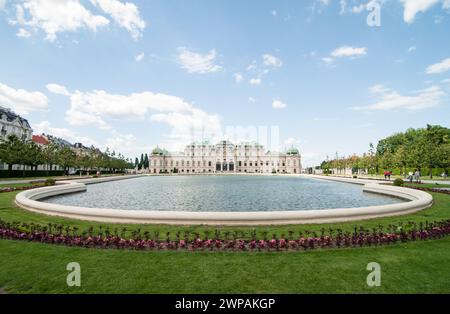 Palais du Belvédère supérieur et étang du bassin de Große. Vue symétrique d'un grand étang entouré de parterres de fleurs. palais baroque du xviiie siècle derrière l'étang. Banque D'Images