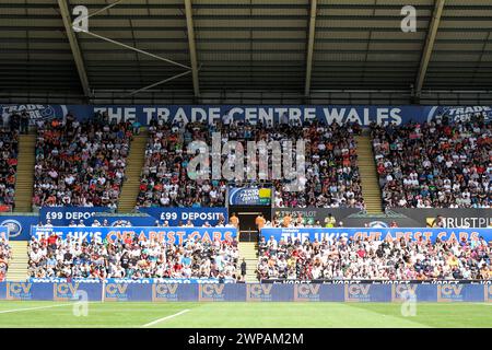 Swansea, pays de Galles. 27 juillet 2019. Les fans de Swansea City se sont assis sur le stand est pour regarder le match amical d'avant-saison entre Swansea City et Atalanta BC au Liberty Stadium de Swansea, pays de Galles, Royaume-Uni le 27 juillet 2019. Crédit : Duncan Thomas/Majestic Media. Banque D'Images