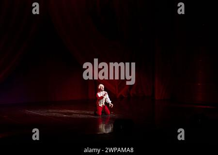 21 janvier 2024, Kemerovo, Russie. Actrices et acteurs agissant et chantant dans la comédie musicale. Vue de la scène depuis l'auditorium Banque D'Images