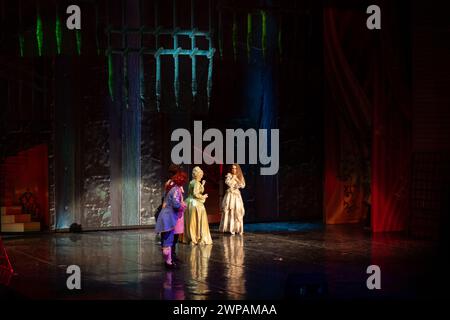 21 janvier 2024, Kemerovo, Russie. Actrices et acteurs agissant et chantant dans la comédie musicale. Vue de la scène depuis l'auditorium Banque D'Images