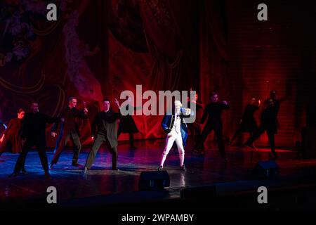 21 janvier 2024, Kemerovo, Russie. Actrices et acteurs agissant et chantant dans la comédie musicale. Vue de la scène depuis l'auditorium Banque D'Images