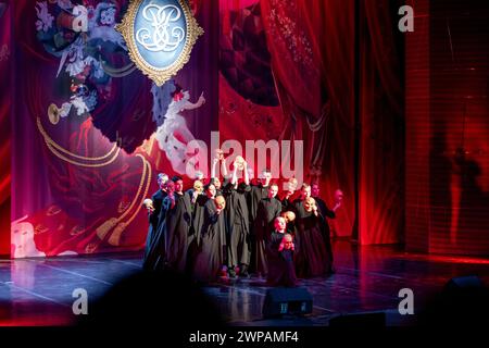 21 janvier 2024, Kemerovo, Russie. Actrices et acteurs agissant et chantant dans la comédie musicale. Vue de la scène depuis l'auditorium Banque D'Images