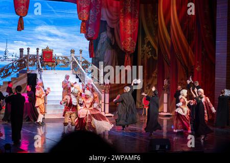 21 janvier 2024, Kemerovo, Russie. Actrices et acteurs agissant et chantant dans la comédie musicale. Vue de la scène depuis l'auditorium Banque D'Images