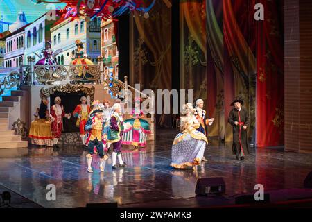 21 janvier 2024, Kemerovo, Russie. Actrices et acteurs agissant et chantant dans la comédie musicale. Vue de la scène depuis l'auditorium Banque D'Images