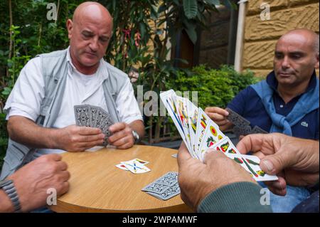 Joueurs de cartes a la table d'un café jouant à la Scopa ou à la Briscola | joueur de cartes à un pub de table jouant au Briscola of Scopa Banque D'Images