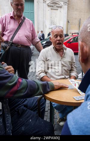 Joueurs de cartes a la table d'un café jouant à la Scopa ou à la Briscola | joueur de cartes à un pub de table jouant au Briscola of Scopa Banque D'Images