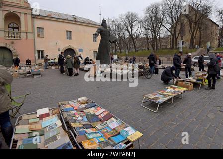 Livre d'occasion et marché vintage autour de la statue d'Ivan Fedorov, place Muzeina, Lviv, mars 2024 Banque D'Images