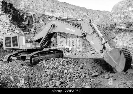 Un bulldozer dégageant des roches en mouvement Banque D'Images