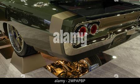 DETROIT, mi/États-Unis - 2 mars 2024 : gros plan d'une réflexion sur l'essieu arrière d'une Dodge charger 1968, à l'AutoRama de Detroit. Banque D'Images