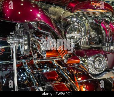 DETROIT, mi/États-Unis - 1er mars 2024 : gros plan sur le groupe motopropulseur d'un coupé Chevrolet 1931, à l'AutoRama de Detroit. Banque D'Images