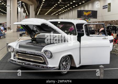 DETROIT, mi/États-Unis - 1er mars 2024 : interprétation d'une camionnette Chevrolet Cameo 1957, à Detroit AutoRama. Banque D'Images