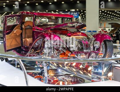 DETROIT, mi/États-Unis - 1er mars 2024 : réflexion sur le groupe motopropulseur du coupé Chevrolet 1931, à l'AutoRama de Detroit. Banque D'Images