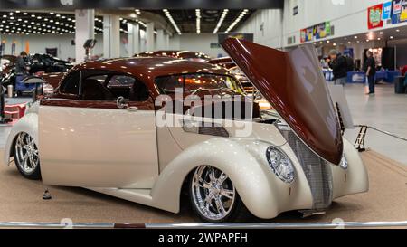 DETROIT, mi/USA - 1er mars 2024 : interprétation d'une Ford coupé 1937, à Detroit AutoRama. Banque D'Images