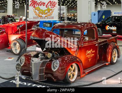 DETROIT, mi/États-Unis - 1er mars 2024 : interprétation d'une camionnette Ford Super Deluxe 1940, à Detroit AutoRama. Banque D'Images