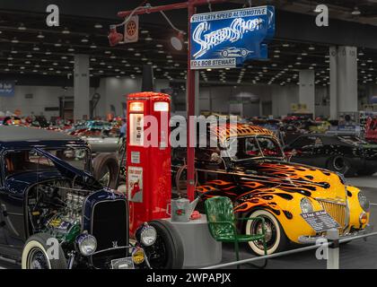 DETROIT, mi/USA - 1er mars 2024 : à Detroit AutoRama. Voitures Ford Hot Rod 1932 et 1939 stationnées à une pompe à essence Speed Shop, à Detroit AutoRama. Banque D'Images