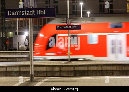 35-Stunden-Streik für 35-Wochenstunden 06.03.2024 GDL-Chef CLAUS WESELSKY ruft neuen 35 stündigen Warnstreik für den Güterverkehr und den Personenverkehr aus. Die Gewerkschaft Deutscher Lokführer mourra 35 Stunden Woche erreichen. Tarifverhandlungen zwischen der Deutschen Bahn AG und der Lokführer-Gewerkschaft für mehr Lohn und geringere Arbeitszeit waren gescheitert Symbolfoto Zug fällt aus Darmstadt Hessen Deutschland *** grève de 35 heures pendant 35 heures par semaine 06 03 2024 le patron de GDL CLAUS WESELSKY appelle une nouvelle grève d'avertissement de 35 heures pour le transport de marchandises et de passagers syndicat allemand des conducteurs de train Banque D'Images