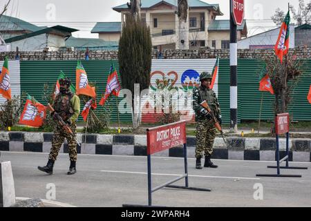 Srinagar, Inde. 06 mars 2024. Les troupes paramilitaires restent vigilantes près du lieu où le premier ministre indien Narendra Modi doit s'adresser à un rassemblement public. La sécurité a été renforcée au Cachemire avant le rassemblement du premier ministre Narendra Modi à Srinagar le 7 mars. Il s'agirait de la première visite du premier ministre au Cachemire depuis l'abrogation de l'article 370 en août 2019. Crédit : SOPA images Limited/Alamy Live News Banque D'Images